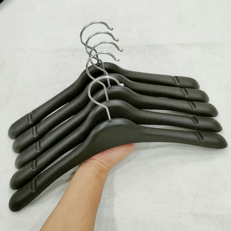 COMBO 10 MÓC TREO QUẦN ÁO NHỰA ĐEN KÍCH THƯỚC VAI 38-40CM ĐẦU MÓC XOAY 360 ĐỘ THIẾT KẾ TIẾT KIỆM KHÔNG GIAN